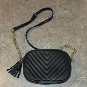 (J8) Source Unknown Black and Gold Quilted Crossbody Bag